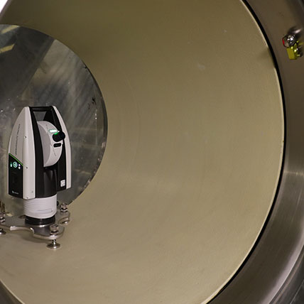 Leica AT500 laser tracker para metrología industrial en entornos exigentes